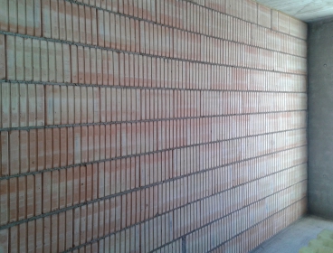 Obr. 1: Správné maltování ložné spáry – stejná tloušťka ložných spár po celé výšce stěny