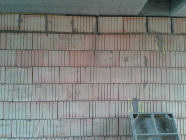 Obr. 2: Chybné rozměření po výšce (tenké ložné spáry) a z toho plynoucí snaha dohnat výšku v poslední ložné spáře pod stropem