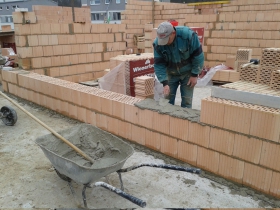 Obr. 3: Porotherm AKU Z – správně namaltovaná ložná spára – s dostatkem malty, která bude seškrábnuta po uložení zdicích bloků (výsledný efekt viz obr. 1)