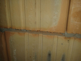 Obr. 4: Ložná spára nedomaltovaná až do líce zdiva