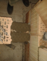 Obr. 5: Chybné maltování ložné spáry na pruhy – nepřípustné jak z akustického, tak statického hlediska!