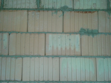 Obr. 6: Nedostatečně sražené cihelné bloky ve styčné spáře