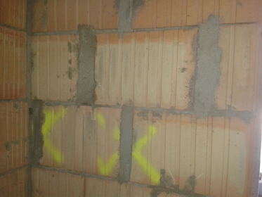 Obr. 7: Porotherm AKU SYM – oprava v místě nedostatečného sražení cihelných bloků (spára větší než 5 mm) doplněním zdicí malty