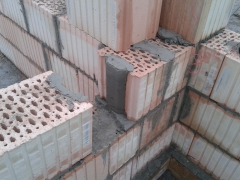 Obr. 8: Porotherm AKU SYM – kontrola správného vyplnění kapsy ve styčné spáře zdicí maltou