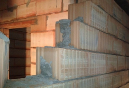 Obr. 9: Porotherm AKU SYM – nedostatečné vyplnění kapsy ve styčné spáře zdicí maltou, které má zásadní vliv na výslednou neprůzvučnost celé stěny