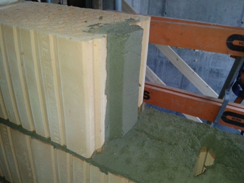 Obr. 11: Porotherm AKU SYM – v horní řadě správně vyplněná kapsa, ale ve spodní je kapsa nevyplněná (na fotografii vpravo dole) – pokud nejsou před pokračováním zdění další řady cihel vyplněny kapsy v předchozí řadě, může snadno dojít k opomenutí kapsu řádně vyplnit, což je hrubé porušení technologie zdění