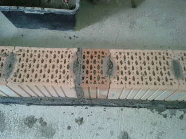 Obr. 12: Porotherm AKU SYM – správně provedená úprava v místě styčné spáry mezi uříznutou a neupravenou styčnou plochou