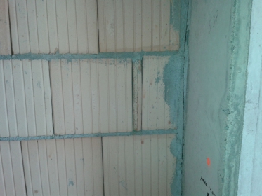 Obr. 13: Nesprávně provedená úprava v místě styčné spáry mezi uříznutou a neupravenou styčnou plochou (cihelné bloky se dotýkají – nejsou spojeny přes zdicí maltu), malá délka dořezu