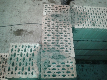 Obr. 14: Porotherm AKU SYM – správné provedení kolmého napojení cihelných bloků přes maltu