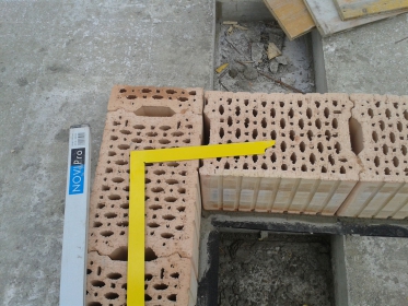 Obr. 15: Porotherm AKU SYM – nesprávné provedení kolmého napojení cihelných bloků (cihelné bloky se dotýkají – nejsou spojeny přes zdicí maltu)