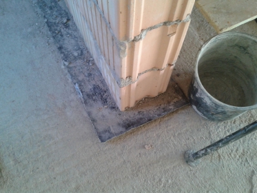 Obr. 16: Těžký asfaltový pás správné šířky pod zdivem (přesah na obě strany min. 40 mm)