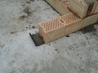 Obr. 17: Nesprávné položení těžkého asfaltového pásu pod zdivem