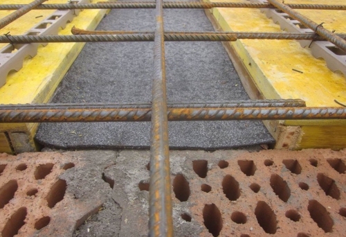 Obr. 18: Položení těžkého asfaltového pásu na zhlaví nosné stěny