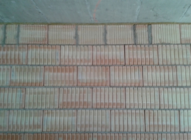 Obr. 19: Horní spára správně dotěsněná minerální vatou