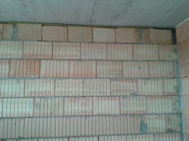 Obr. 20: Chybné provedení horní spáry u nenosné konstrukce (spára mezi zdivem a vodorovnou konstrukcí není rovná, a proto neumožňuje správné dotěsnění minerální vatou)