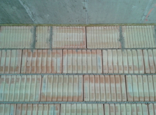 Obr. 21: Použití cihel Porotherm AKU Z do poslední řady pod stropem (vzhledem k rozdílné délce bloků AKU SYM a AKU Z je vhodné kvůli správné vazbě zdiva provést dle potřeby úpravu délky zdicího bloku AKU Z)