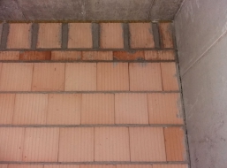 Obr. 23: Porotherm AKU SYM – výsledný vzhled stěny s promaltovanými kapsami z boku v poslední řadě