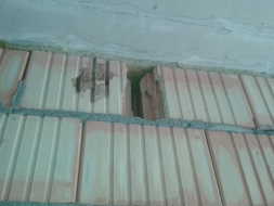 Obr. 24: Porotherm AKU SYM – hrubá chyba spočívající v nevyplnění kapes v poslední řadě zdiva