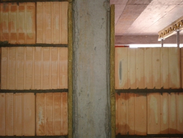 Obr. 25: Porotherm AKU SYM – správné provedení pružného připojení přes minerální vatu