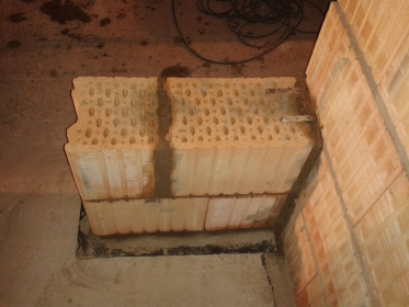 Obr. 26: Porotherm AKU SYM – správné promaltování styčné spáry ve styku cihelných stěn