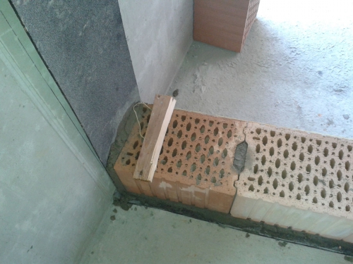 Obr. 27: Tuhé napojení k monolitické konstrukci přes těžký asfaltový pás