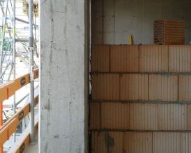 Obr. 29: Chybné napojení na navazující monolitickou konstrukci na sucho (vzniklé mezery tvoří akustický most)