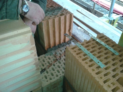 Obr. 32: Porotherm AKU SYM – správné vytažení mezibytové stěny až do vnějšího líce obvodového zdiva