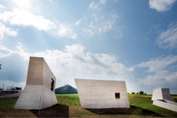 Prakticky celý výstavní prostor je skrytý v terénní vlně. Do výšky se tyčí pouze věže, kterými se do podzemí dostává světlo