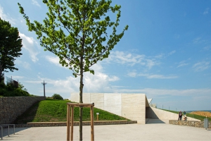 Prakticky celý výstavní prostor je skrytý v terénní vlně. Do výšky se tyčí pouze věže, kterými se do podzemí dostává světlo