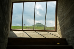 Architekti zakomponovali muzeum do krajiny tak, aby ji nerušilo a zároveň aby ji mohli návštěvníci pozorovat z velkých průhledů