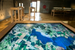 Architekti kombinují beton se dřevem. Surový beton evokuje jeskyni...