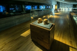 Architekti kombinují beton se dřevem. Surový beton evokuje jeskyni...