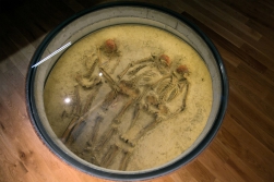 Unikátní trojhrob vypráví záhadný příběh milenecké trojice