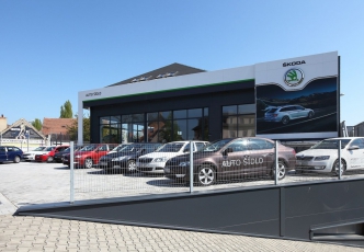 Autosalon v Horoměřicích v novém díky sendvičovým panelům od Lindabu 