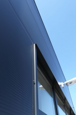 Autosalon v Horoměřicích v novém díky sendvičovým panelům od Lindabu 