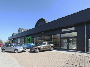 Autosalon v Horoměřicích v novém díky sendvičovým panelům od Lindabu 