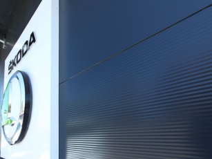 Autosalon v Horoměřicích v novém díky sendvičovým panelům od Lindabu 