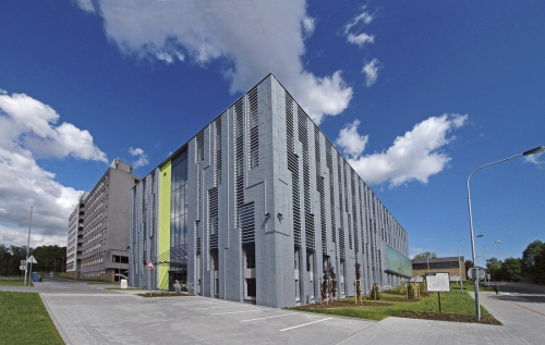 Architektonický výraz budovy byl koncipován jako kompaktní kvádr, na němž je motiv plochého spoje, převedený do schématu. Hlavní vstup akcentuje pruh prosklené fasády.