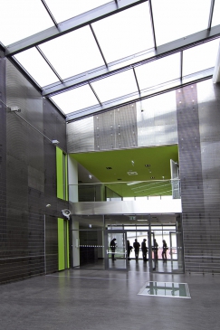 V atriu je obklad stěn z nerezových sítí doplněných kompaktními deskami