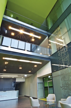 Další atrium propojuje podlaží se superpočítačem s administrativou ve vyšších patrech