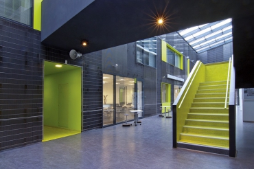 Vertikální komunikační prostory byly ponechány v pohledovém betonu