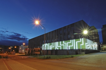 Fasáda je v nočních hodinách nasvícena diodovými pásy tištěných spojů