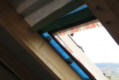 Obr. 12: Montážní límec vytvořený z pruhů paropropustné fólie s možností dodatečného zateplení – z interiéru