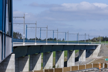 Dvoukolejná estakáda o celkové délce 455 m, kterou tvoří osm polí o rozpětí 54 m