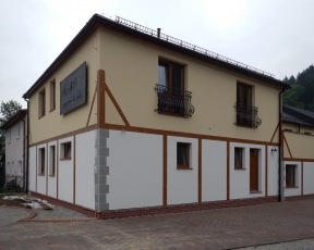 Fasáda zrekonstruovaného rožnovského penzionu Anděl s omítkami Ceresit VISAGE