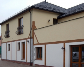 Fasáda zrekonstruovaného rožnovského penzionu Anděl s omítkami Ceresit VISAGE