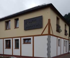 Fasáda zrekonstruovaného rožnovského penzionu Anděl s omítkami Ceresit VISAGE
