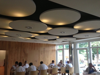 Architekti hledají nová řešení pro designové a akustické úpravy prostoru