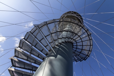 Specifickým a unikátním prvkem nosné konstrukce rozhledny je systém předpínacích lan