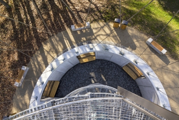 Lana jsou kotvena do železobetonové konstrukce podnože rozhledny